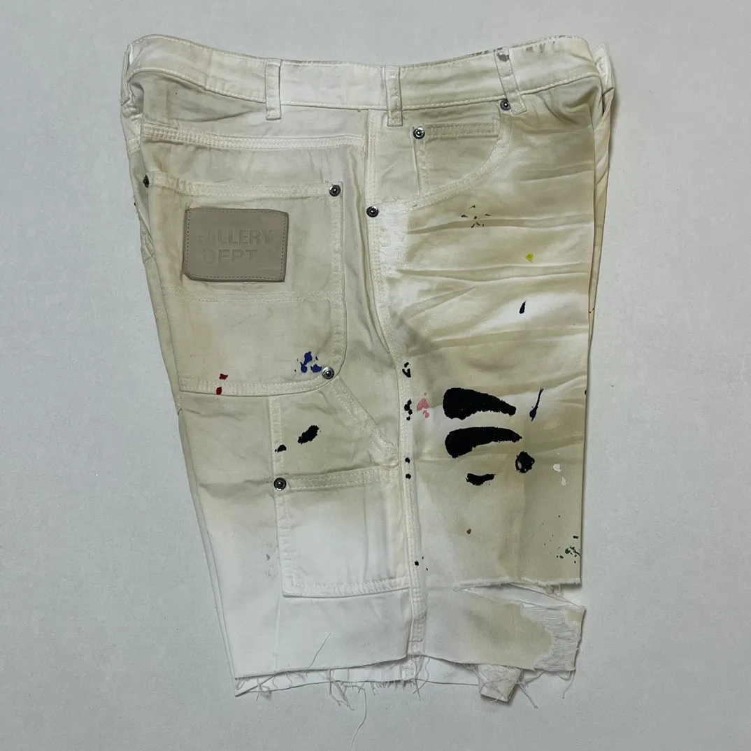 GALLERY DEPT. FLEA CARPENTER SHORTS Ink-cut knife-cut mud-dyed denim shorts. Destroy VINTAGE distressed denim shorts. Distressed white S-XL. Rewashed cement-dyed to make it old. Knife cut holes. Cat whiskers are worn. Customized full set with logo accessories. Purely handmade acrylic splash-ink graffiti.